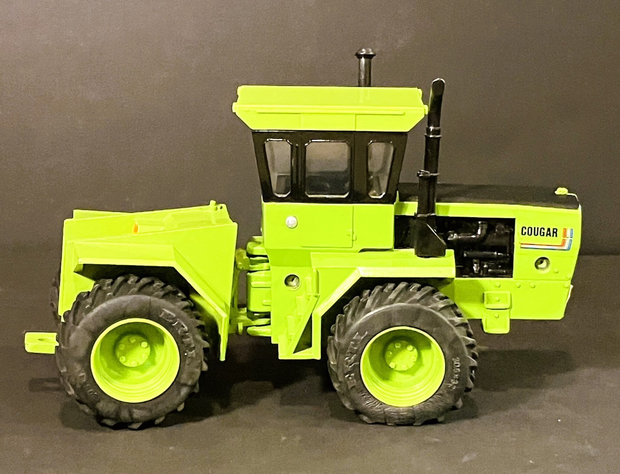 1/32 Steiger Cougar Tractor - Midwest Decals & Farm Toys