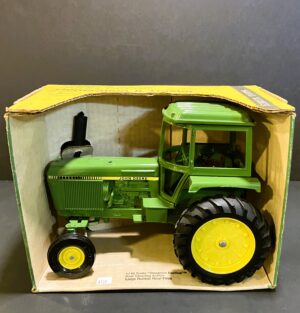 1/16 John Deere Tractor Yellow Box